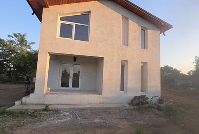 Casă cu 4 camere în Mihail Kogălniceanu