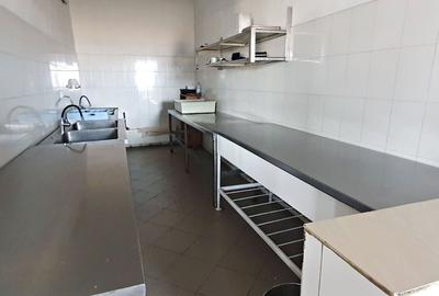 Spațiu comercial, de 1,200 mp, în Exterior Est - 18