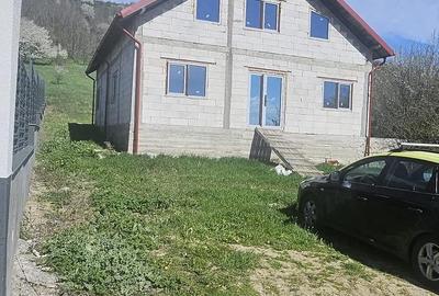 Casă cu Teren 611 Mp în Aninoasa - 2
