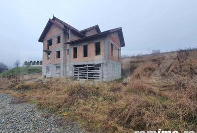 Casă cu 4 camere cu Teren 800 Mp în Central