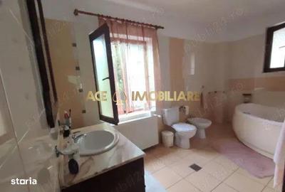 Casă cu 5 camere cu Canalizare în Central - 2