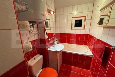 Apartament cu 3 camere semidecomandat în Craiovița Nouă