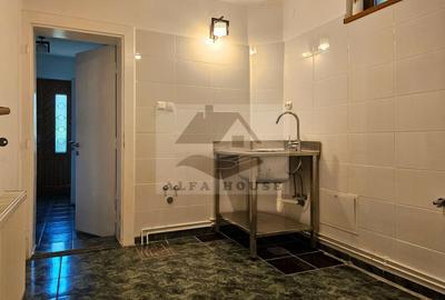 Casă individuală cu 6 camere cu Canalizare în Central - 5