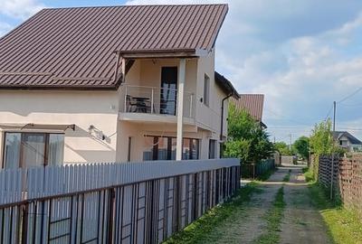 Casă cu 4 camere cu Teren 605 Mp în Central - 1