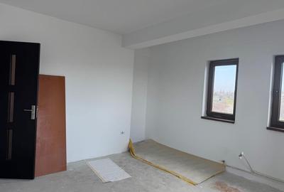 Apartament cu 2 camere decomandat în Km 5 - 3