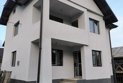 Casă cu 6 camere cu Teren 678 Mp în Dealu Mare - 1