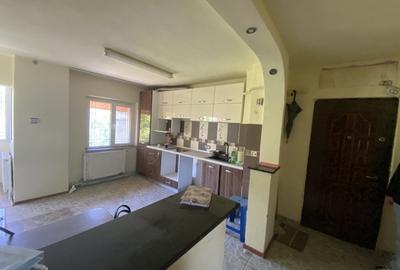 Apartament cu 3 camere decomandat, mobilat în Central