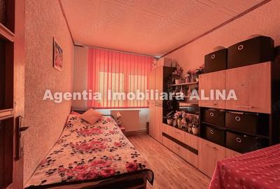 Apartament cu 3 camere semidecomandat în Gojdu