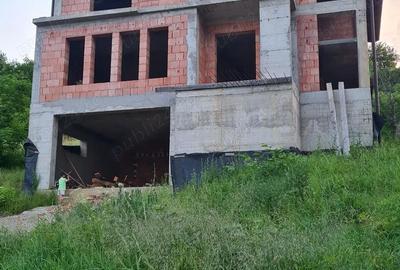 Casă cu 4 camere cu Teren 2000 Mp în Central - 1