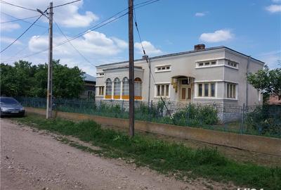 Casă cu 6 camere cu Teren 1000 Mp în Putineiu - 1