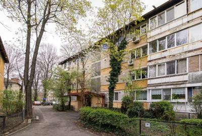 Apartament cu 3 camere semidecomandat în Pajura