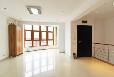 Birou, de 160 mp, în P-ța Victoriei - 8