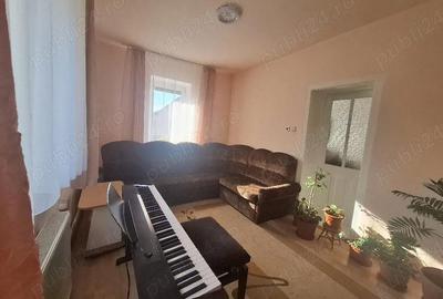 Casă cu 3 camere cu Teren 1800 Mp în Central - 1