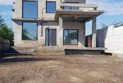 Casă cu 7 camere cu Teren 420 Mp în Vărsătura - 1