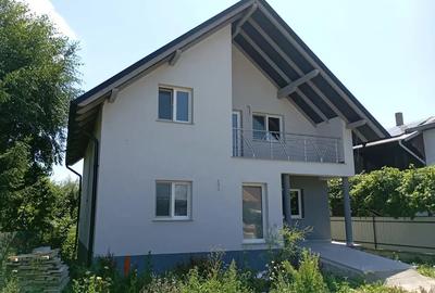 Casa noua , de vanzare , compusa din 3 dormitoare , 2 sufragerii , 1 balcon , 1 hol , 2 bucatarii, - 1