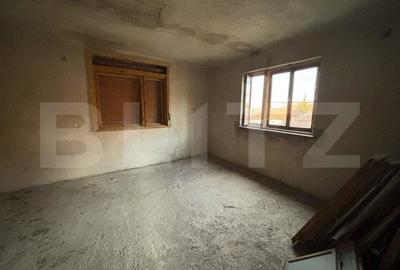 Casa cu anexe si gradina. - 2