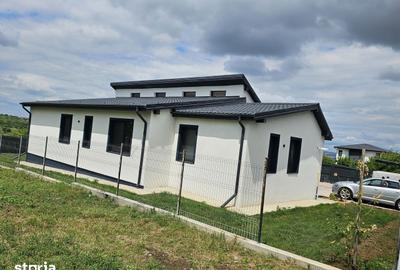 Casă cu 4 camere cu Teren 600 Mp în Central - 1