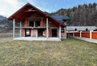 Casă cu 5 camere cu Teren 2189 Mp în Sadova - 1