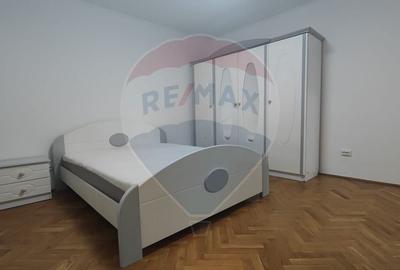 Apartament cu 3 camere decomandat, mobilat în Decebal