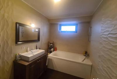 Casă cu 5 camere cu Teren 1800 Mp în Vânători - 2