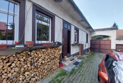 Casă cu Teren 1280 Mp în Central