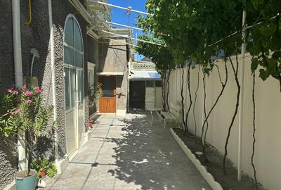 Casă cu 5 camere cu Teren 250 Mp în Central - 1