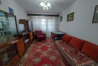 Apartament cu 3 camere semidecomandat, mobilat în Micro 5 - 6