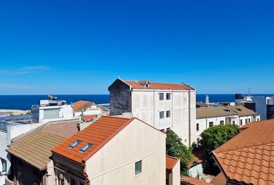 De inchiriat Apartament de 3 Camere, Vedere la Mare, in Centru, 180mp utili.