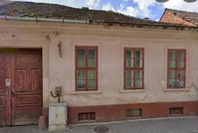 Casă cu 5 camere cu Teren 800 Mp în Central - 1