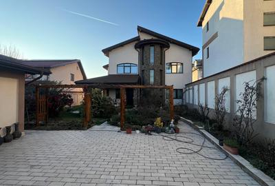 Casă individuală cu 6 camere în Dobroești
