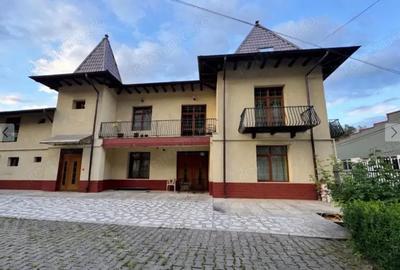 Casă cu 8 camere cu Teren 502 Mp în Central