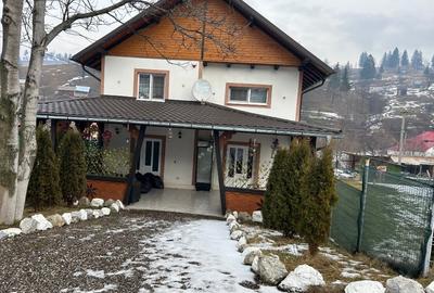 Casă de vânzare mai multe detalii la nr 0756709977 - 5