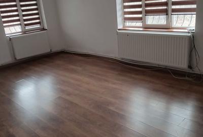 Spațiu comercial, de 350 mp, în Central - 4