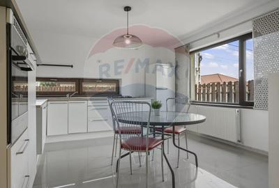 Casă cu 6 camere cu Teren 572 Mp în Central - 6