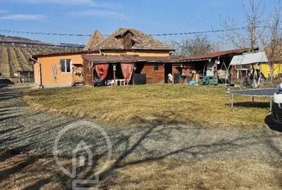 Casă cu 4 camere decomandat în Luna