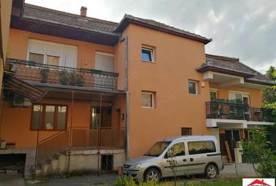 Casă cu Teren 375 Mp în Central - 2