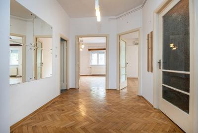 Apartament cu 3 camere în Unirii