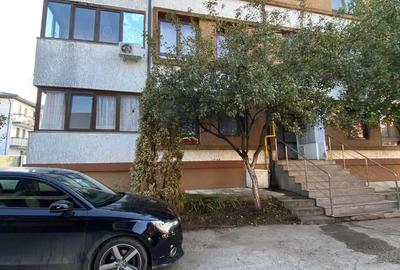 Apartament cu 3 camere semidecomandat în Fundeni