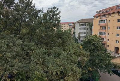 Inchiriez apartament 3 camere - 4