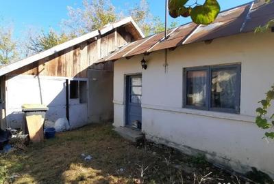Casă cu 4 camere cu Teren 7720 Mp în Brătești - 1