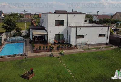 Casa cu piscina si vedere la padure