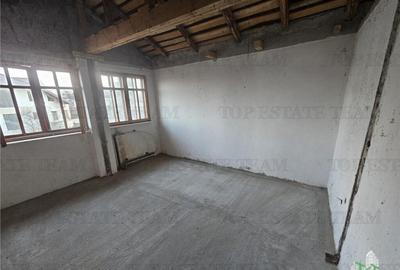 Casă cu 9 camere cu Canalizare în Exercițiu