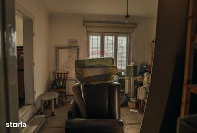 Casă cu 8 camere cu Teren 946 Mp în Central - 1