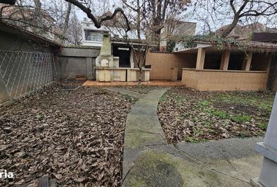 Casă cu 6 camere cu Garaj în Domenii