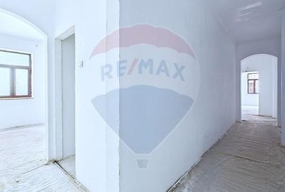 Casa 15 camere de vanzare zona Universitate + spatiu comercial parter - 36
