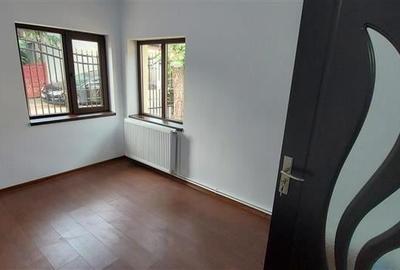 Oportunitate. Casa situata intr-o zona linistita, cu foarte multa verdeata si - 4