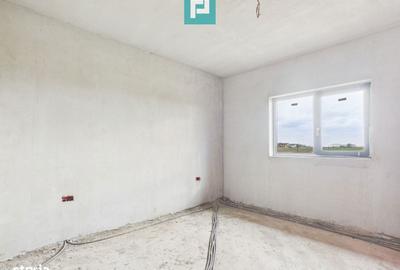 Casă cu 4 camere cu Teren 684 Mp în Zimandu Nou - 2