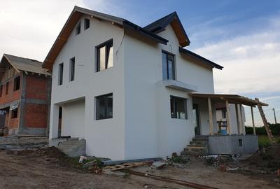 Casă cu 4 camere în Berceni