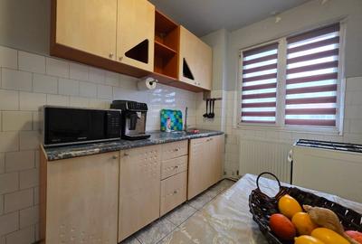 Apartament cu 3 camere semidecomandat, mobilat în Micro II - 2