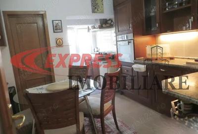 Apartament cu 4 camere decomandat în Decebal